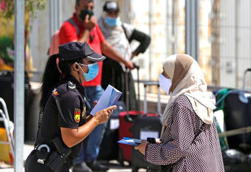 Imagen de una de las ciudadanas repatriada a Argelia desde el puerto de Alicante