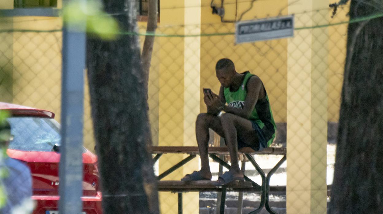 Uno de los menores dentro del albergue de la Casa de Campo