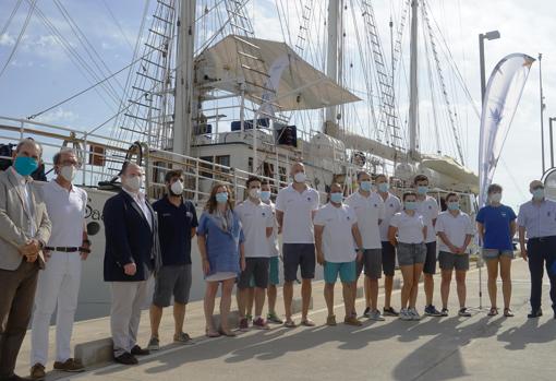 Imagen de la tripulación del Cervantes Saavedra y miembros del Oceanogràfic con la goleta detrás