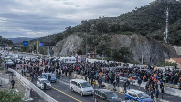 Un juez investiga a 196 activistas por el bloqueo de la frontera con Francia tras la sentencia del 1-O