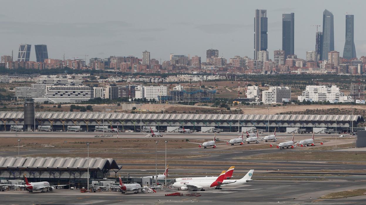 Vista de un avión en la Terminal 1 del aeropuerto de Barajas