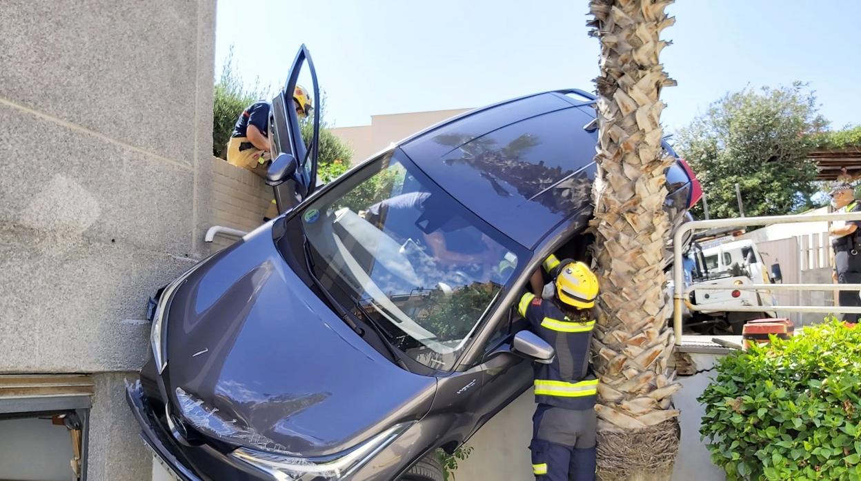 Imagen de los bomberos junto al coche accidentado