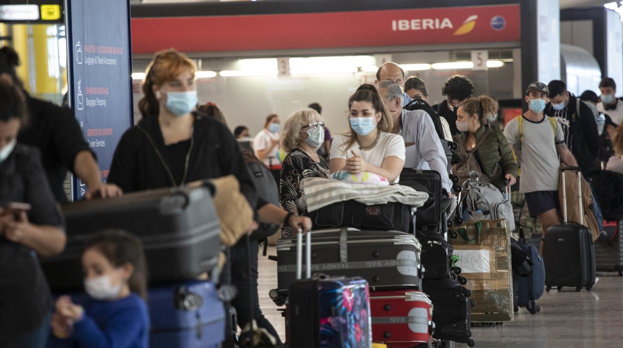 Los primeros viajeros en aterrizar en Barajas, el pasado junio