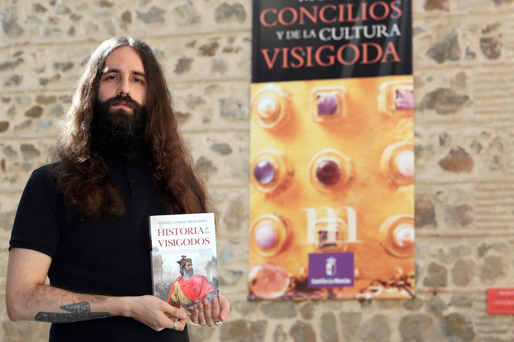 Daniel Gómez Aragonés posa con su libro delante del Museo de los Concilios y de la Cultura Visigoda