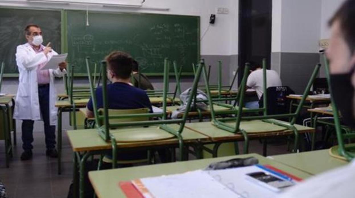 Un profesor da clase a sus alumnos de la ESO