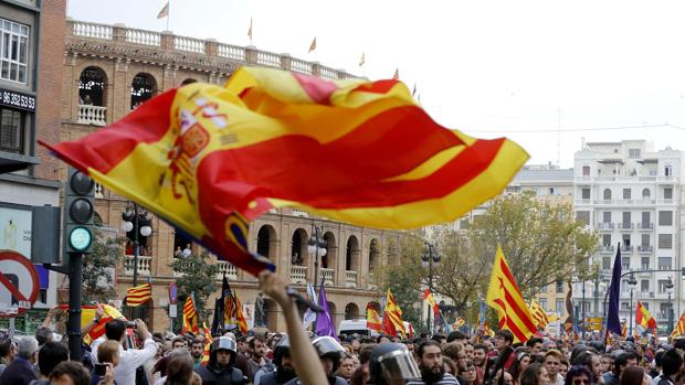 Condenan a una mujer que agredió a otra al grito de «asesina» por llevar la bandera de España en Valencia