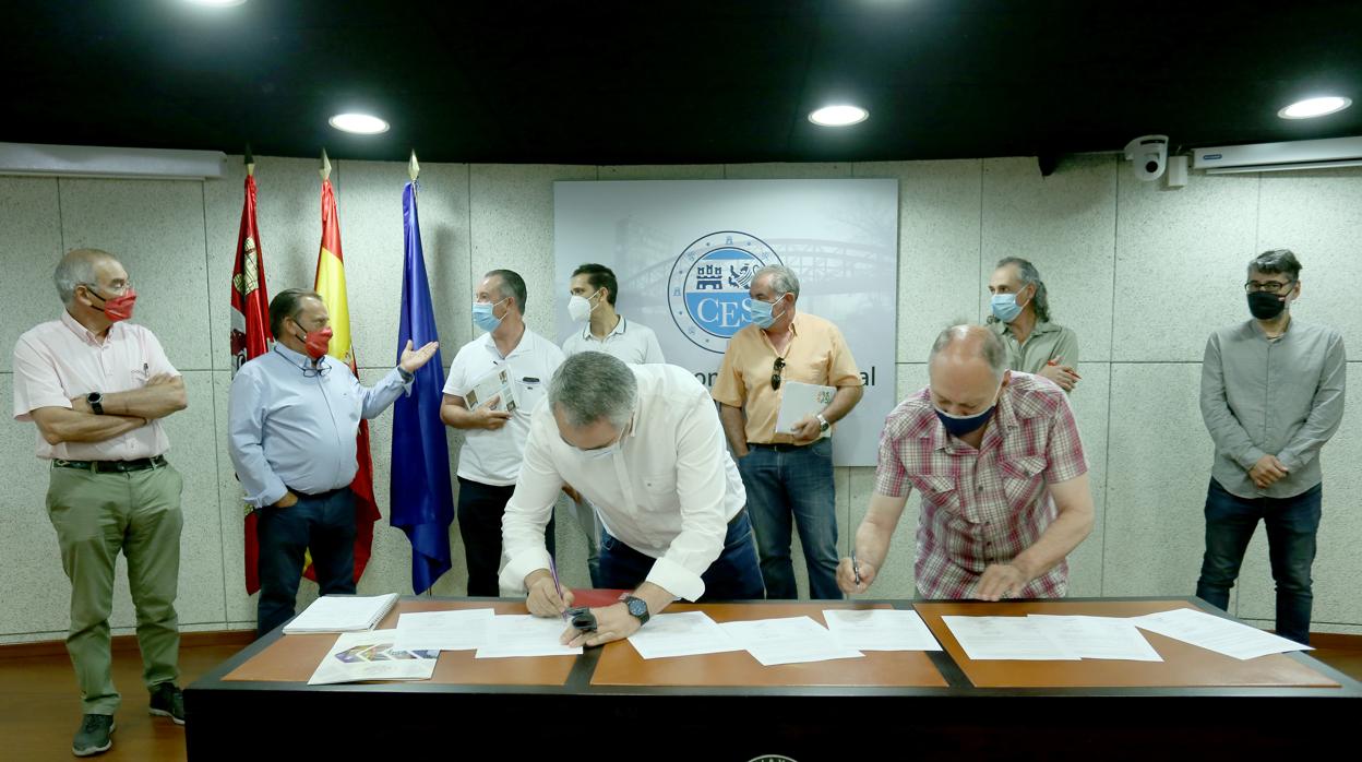 Organizaciones agrarias y sindicatos firman un acuerdo para garantizar la seguridad laboral y sanitaria de los temporeros