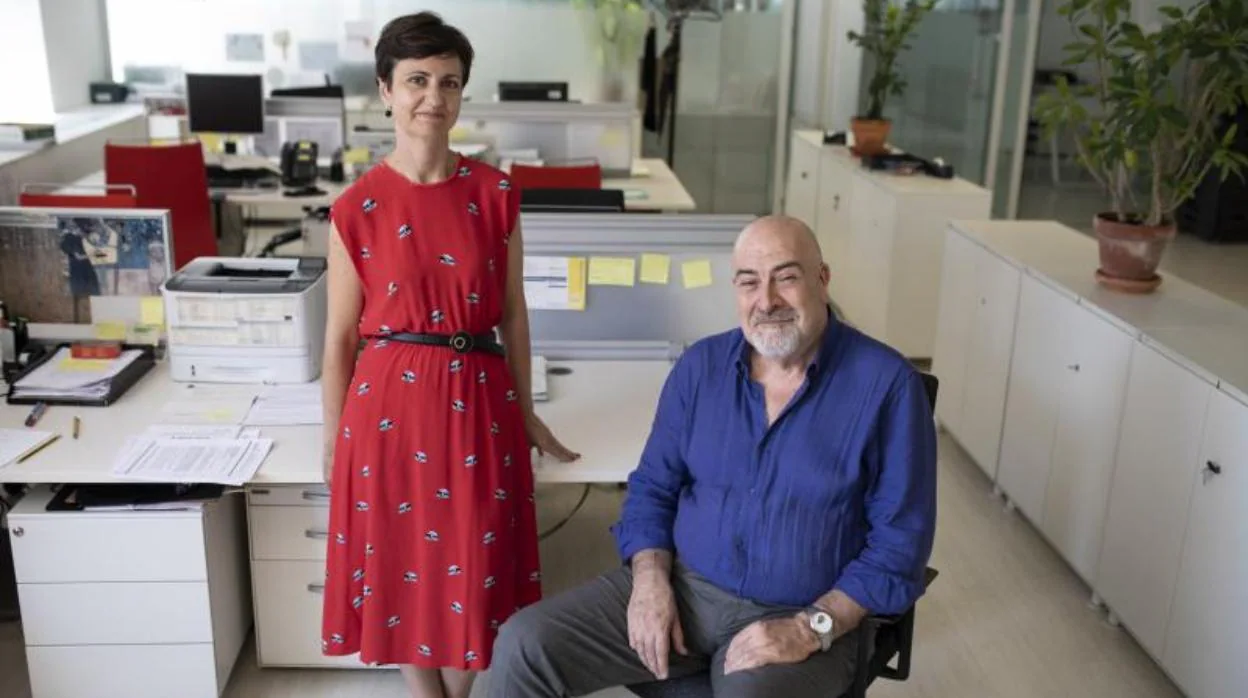 Esperanza Zambrano y Javier Amorós, subdirectores del Consejo de Transparencia, en sus oficinas