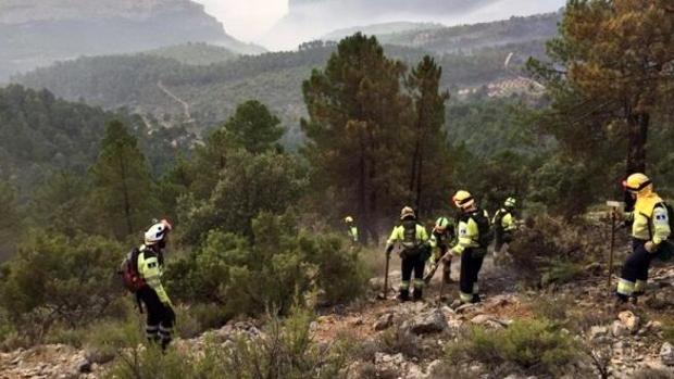 Extinguido el incendio de Agramón, en Hellín, donde sigue activo el de Isso