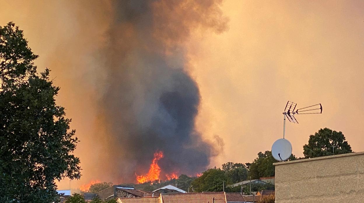 Las llamas, cerca de las casas, en el incendio de Monterrei