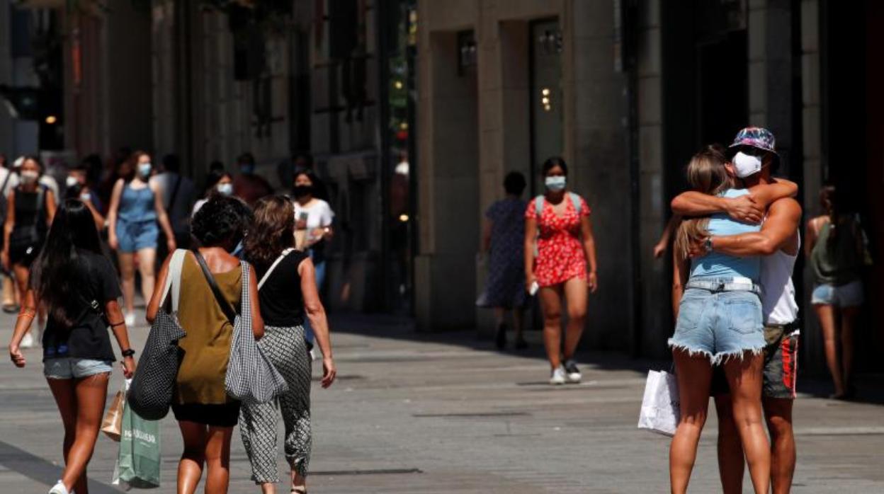 Una pareja se abraza este lunes en Portal del Ángel de Barcelona