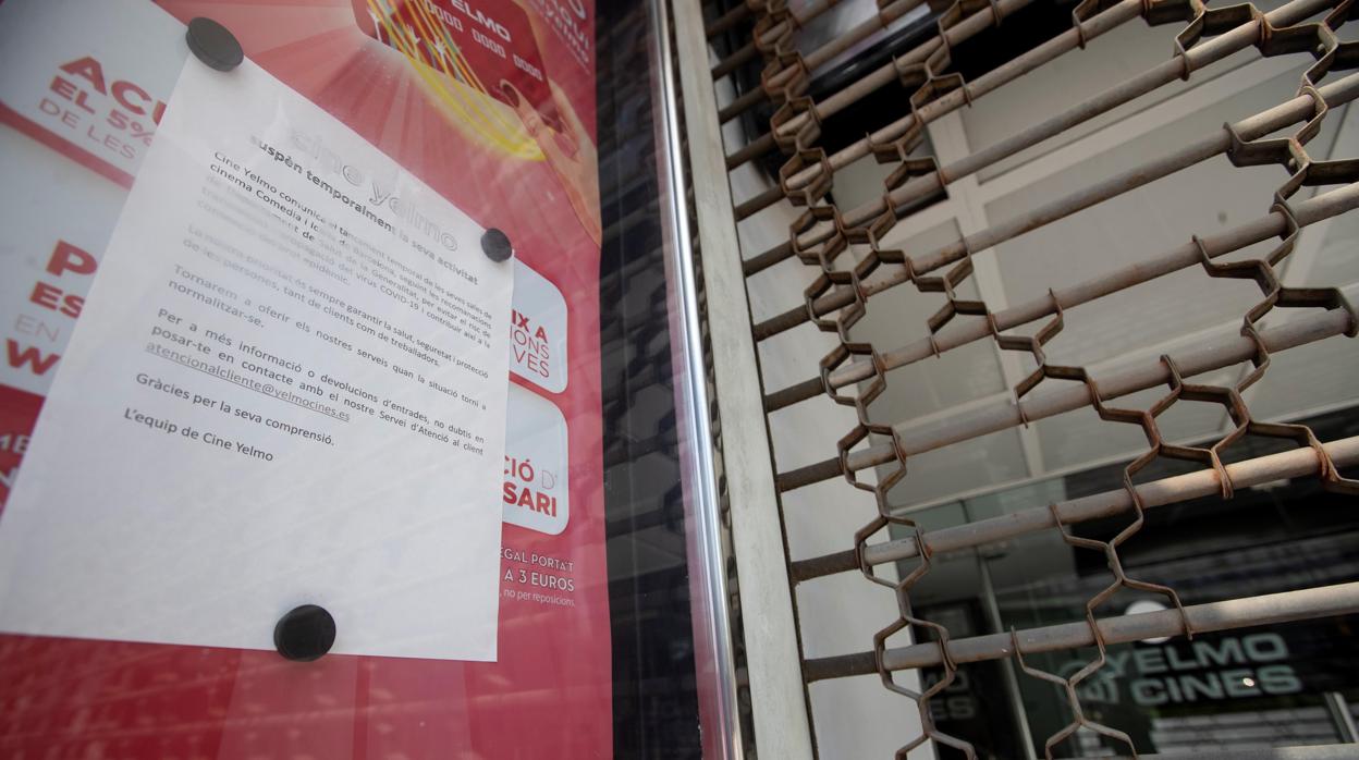 Aspecto de una sala de cine cerrada este lunes en Barcelona