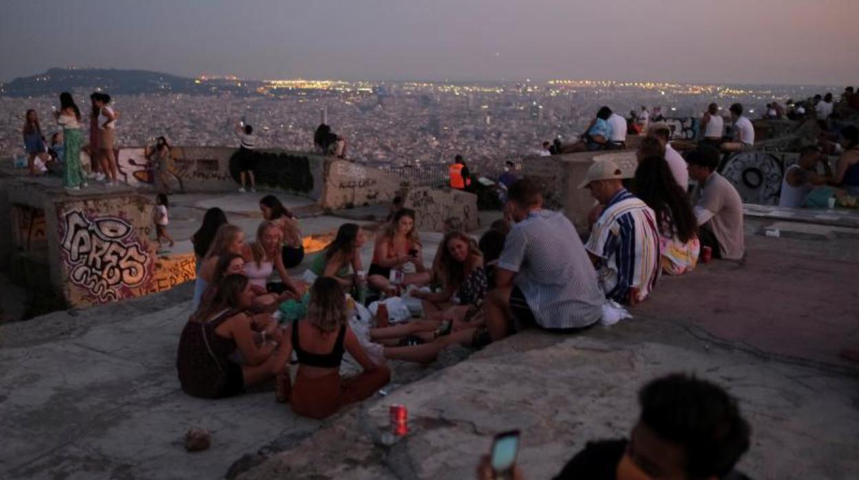 Jóvenes, reunidos la semana pasada en el mirador del Turó de la Rovira