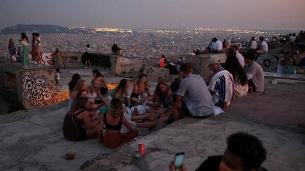 Cataluña anuncia sanciones de hasta 15.000 euros para los botellones en la calle