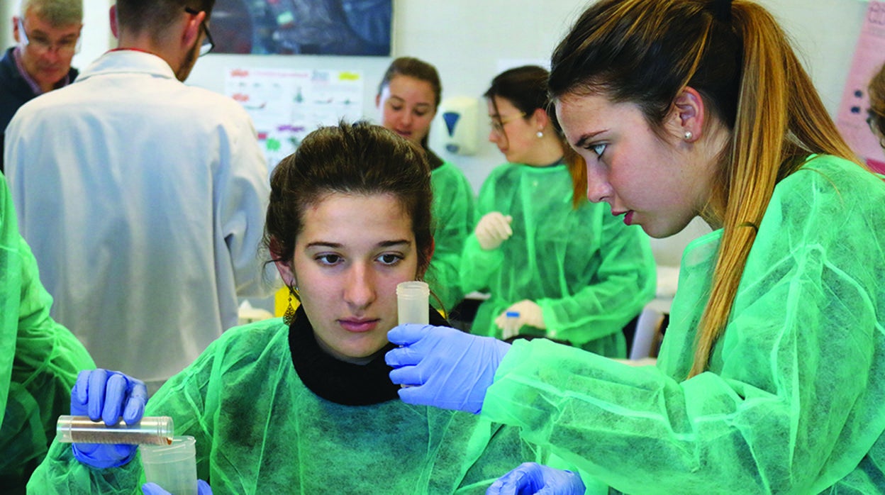 Alumnos de Bachillerato de Caxton College realizando una práctica académica en el laboratorio de ciencias