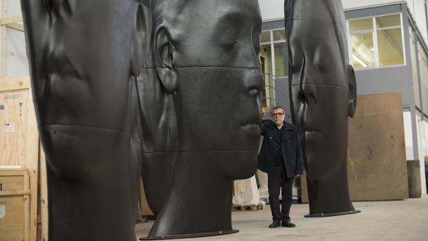 Jaume Plensa dona una gran escultura de más de dos metros al Hospital Clínic de Barcelona