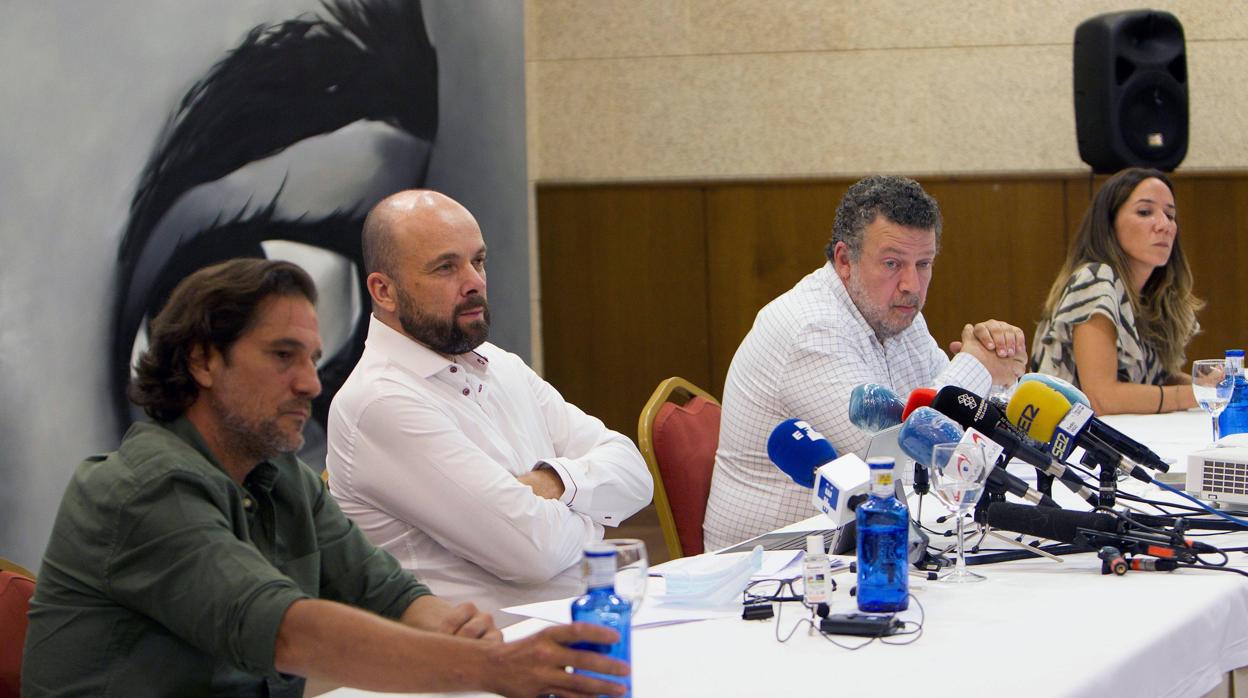 Los hermanos de la víctima, José y Rosa Fernández, acompañaron a los abogados durante la rueda de prensa.