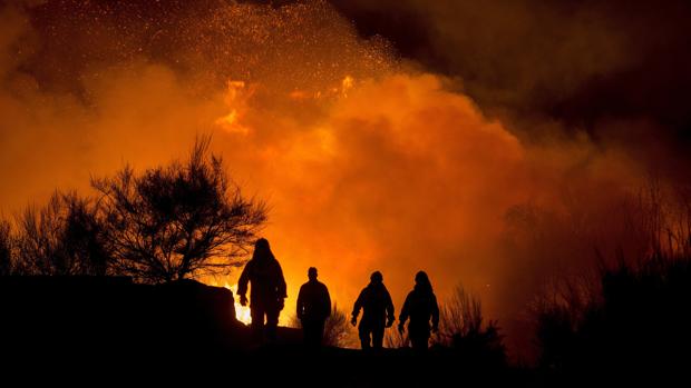 Un nuevo incendio en Orense pone en peligro una zona de viviendas y arrasa 400 hectáreas