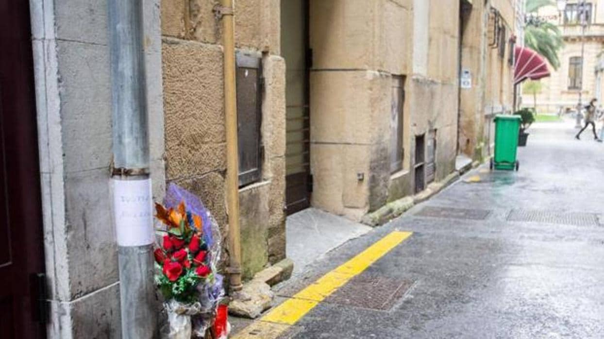 Flores colocadas en la calle donde fue asesinado el joven Asier Niebla