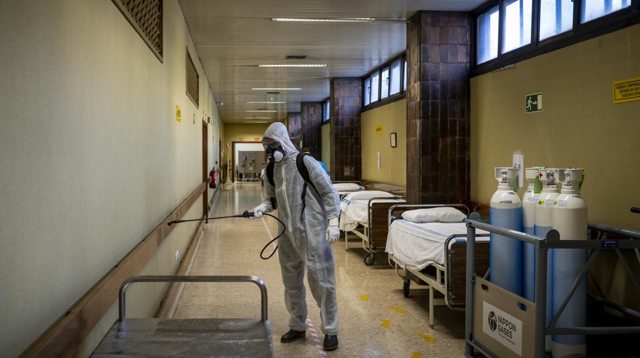 Un militar desinfecta un pasillo del Hospital Gómez Ulla durante la pandemia