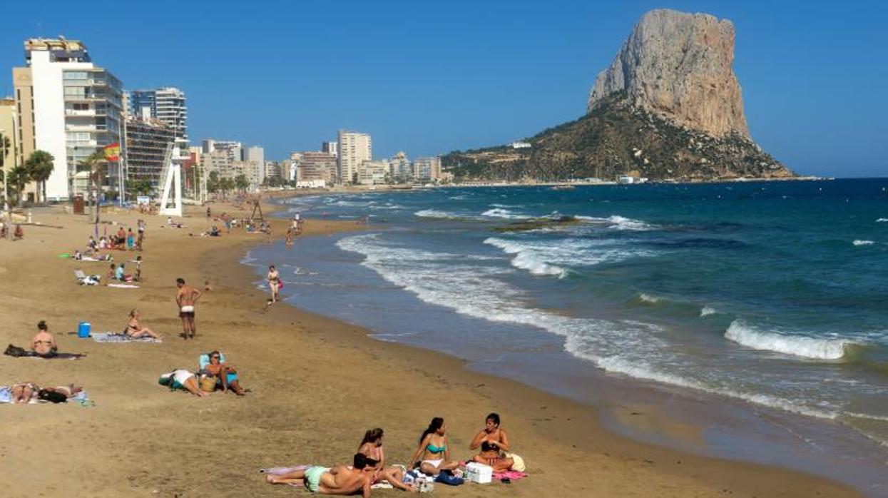 Bañistas en la playa en Calpe