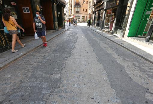 La calle se ha ido parcheando a lo largo de cuatro décadas