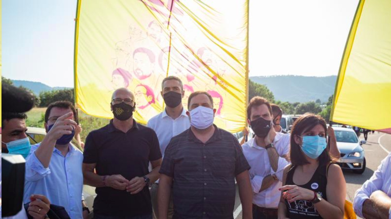 Aragonès, el primero por la izquierda, ayer, a las puertas de la cárcel de Lledoners, con Junqueras, Romeva y otros dirigentes de ERC