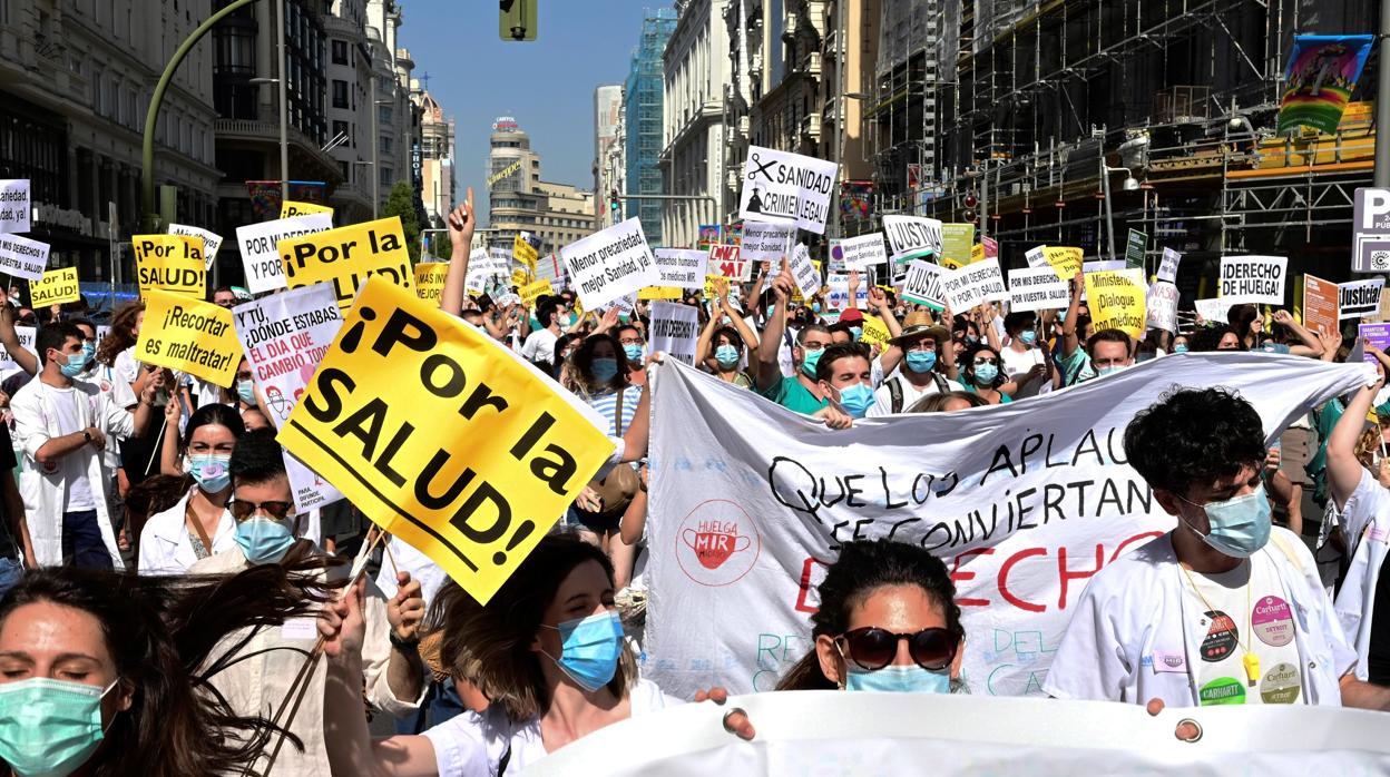 Varios médicos residentes se manifiestan por la Gran Vía de Madrid