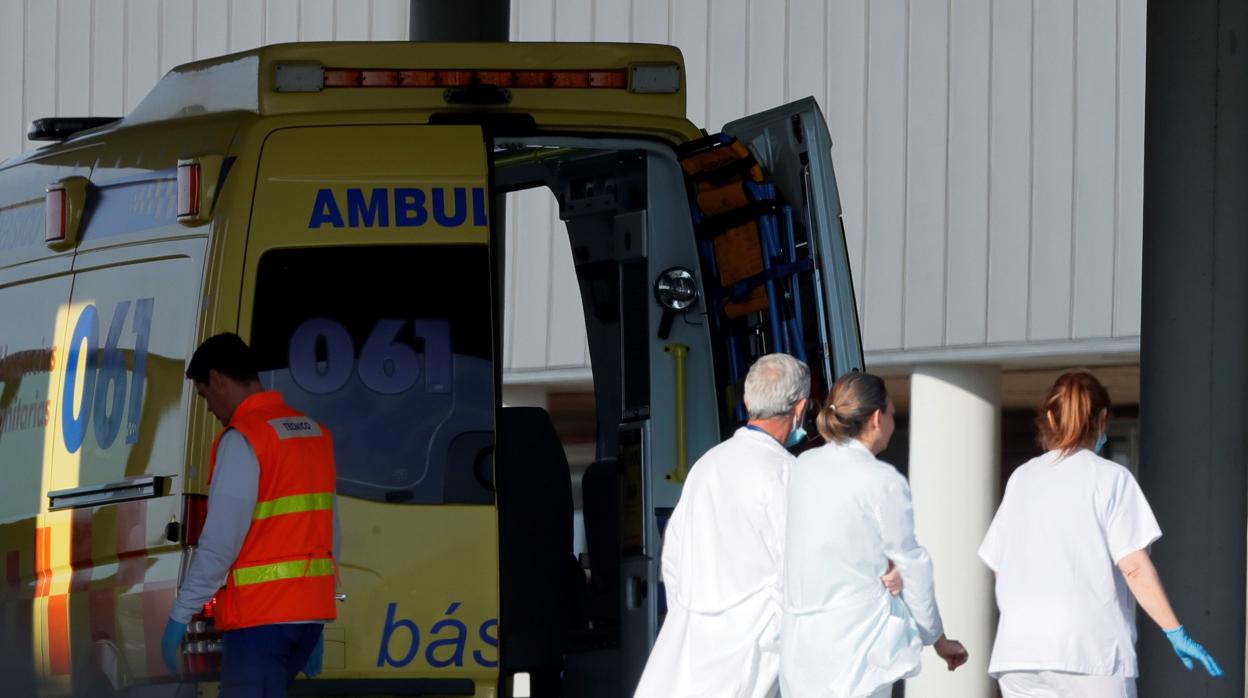 Imagen de sanitarios gallegos en el exterior del Álvaro Cunqueiro, hospital donde recibieron al paciente