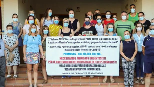 Los padres de Brazatortas protestan por la reducción de docentes en el colegio público