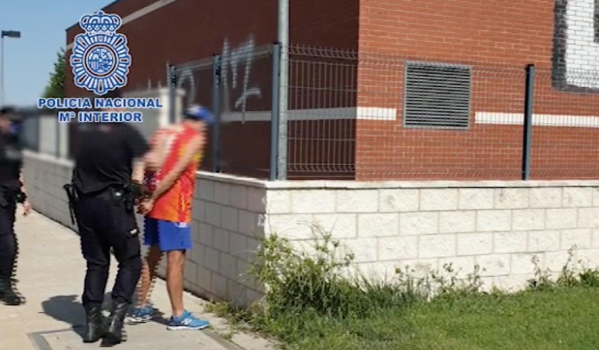 Uno de los grafiteros en el momento de su detención