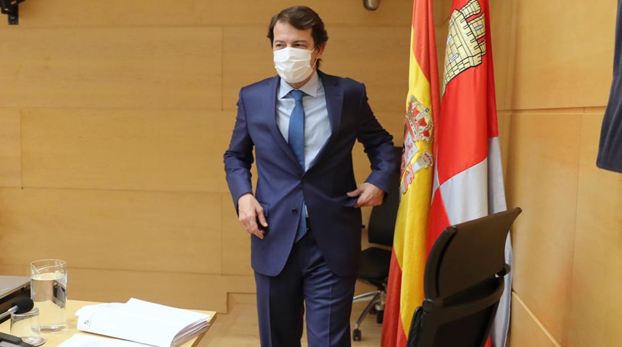 Fernández Mañueco, minutos antes de su comparecencia en la comisión de las eólicas, en las Cortes