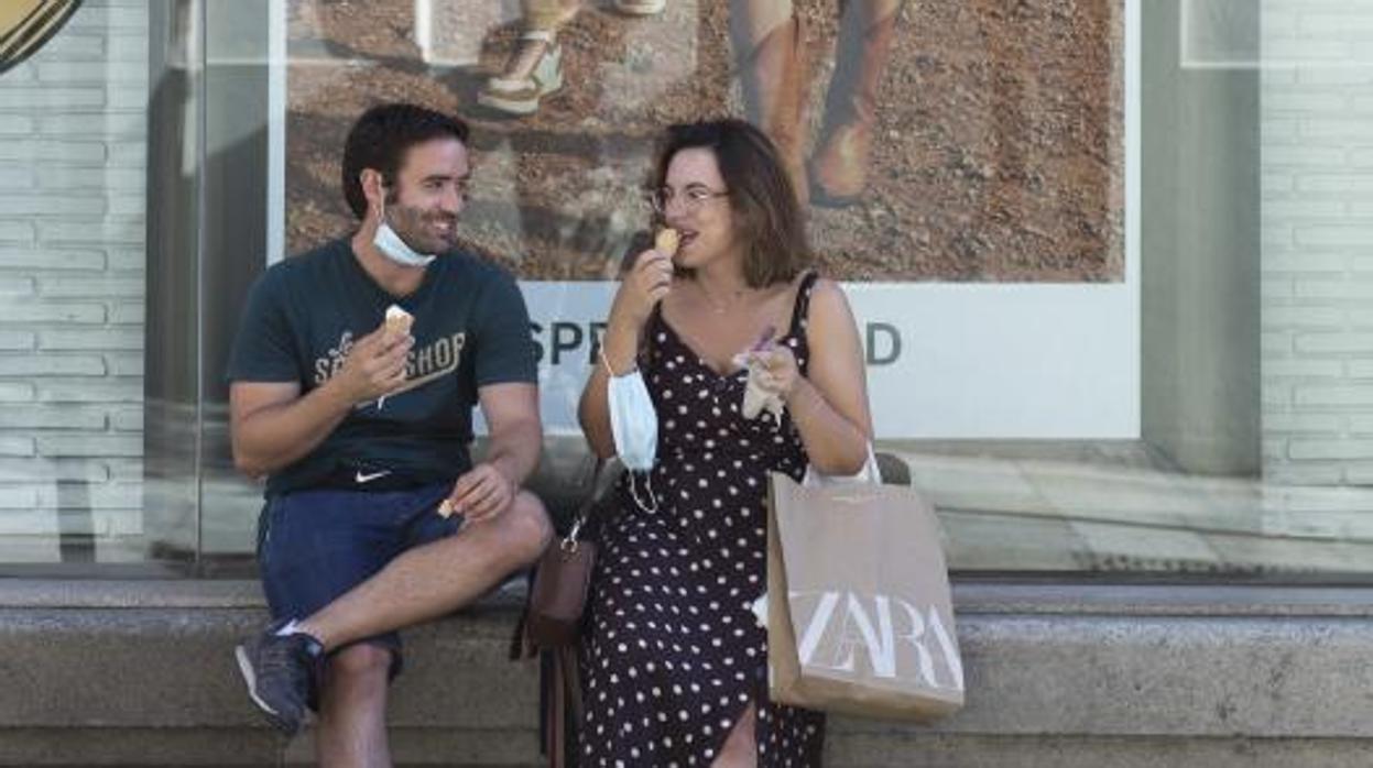 Una pareja, disfrutando de un helado en Orense