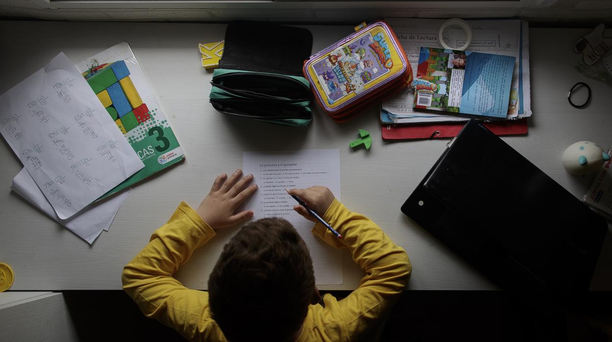 Un niño estudia en casa durante la pandemia