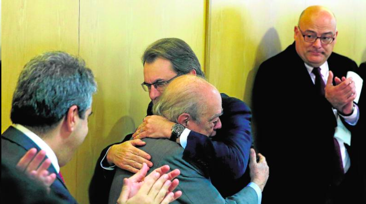 Artur Mas y Jordi Pujol se abrazan tras una reunión de la dirección de CDC en 2013