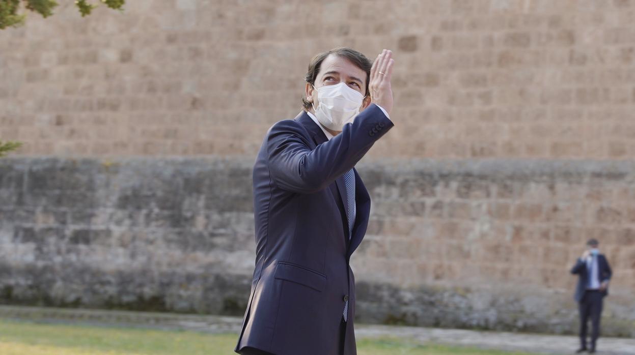 Fernández Mañueco, a su llegada al monasterio de San Millán de la Cogolla, donde está teniendo lugar la Conferencia de Presidentes