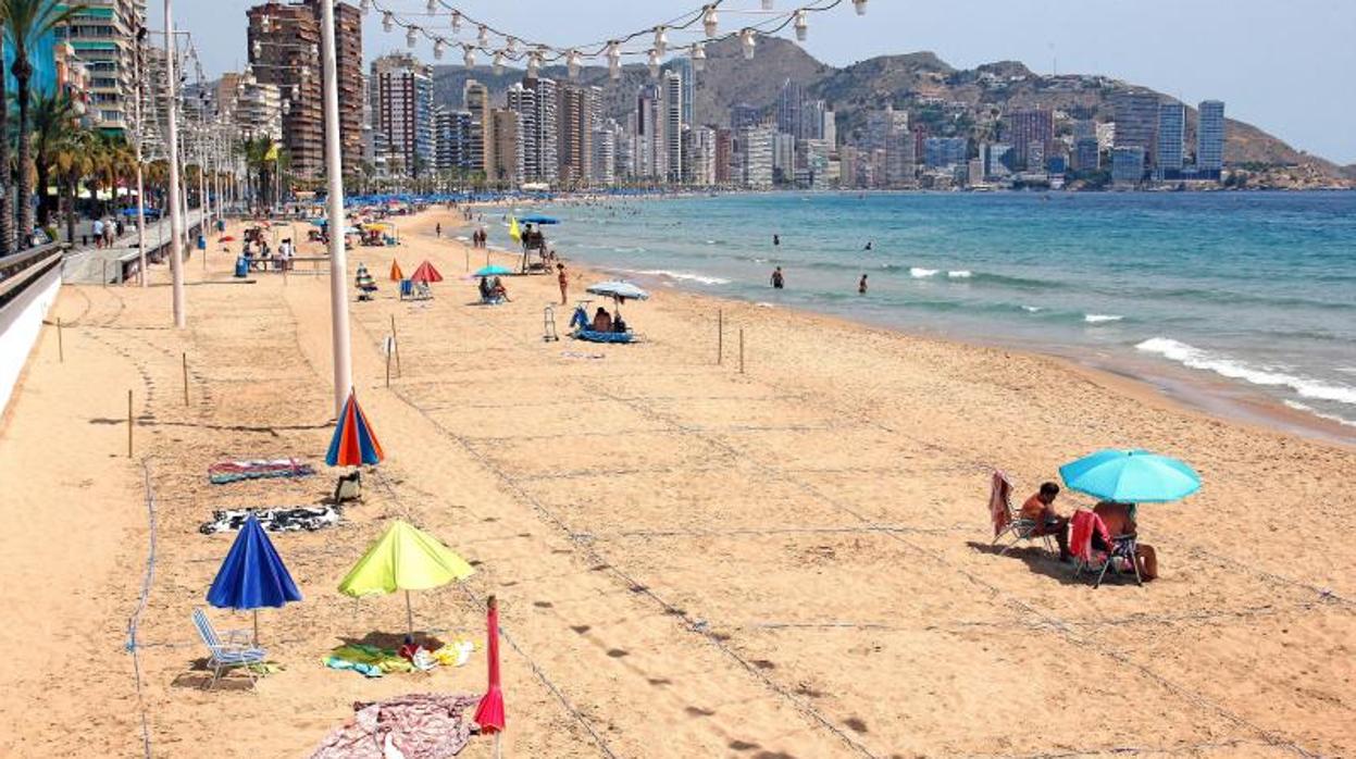 Aspecto de la playa en Benidorm hace unos días, con pocos turistas