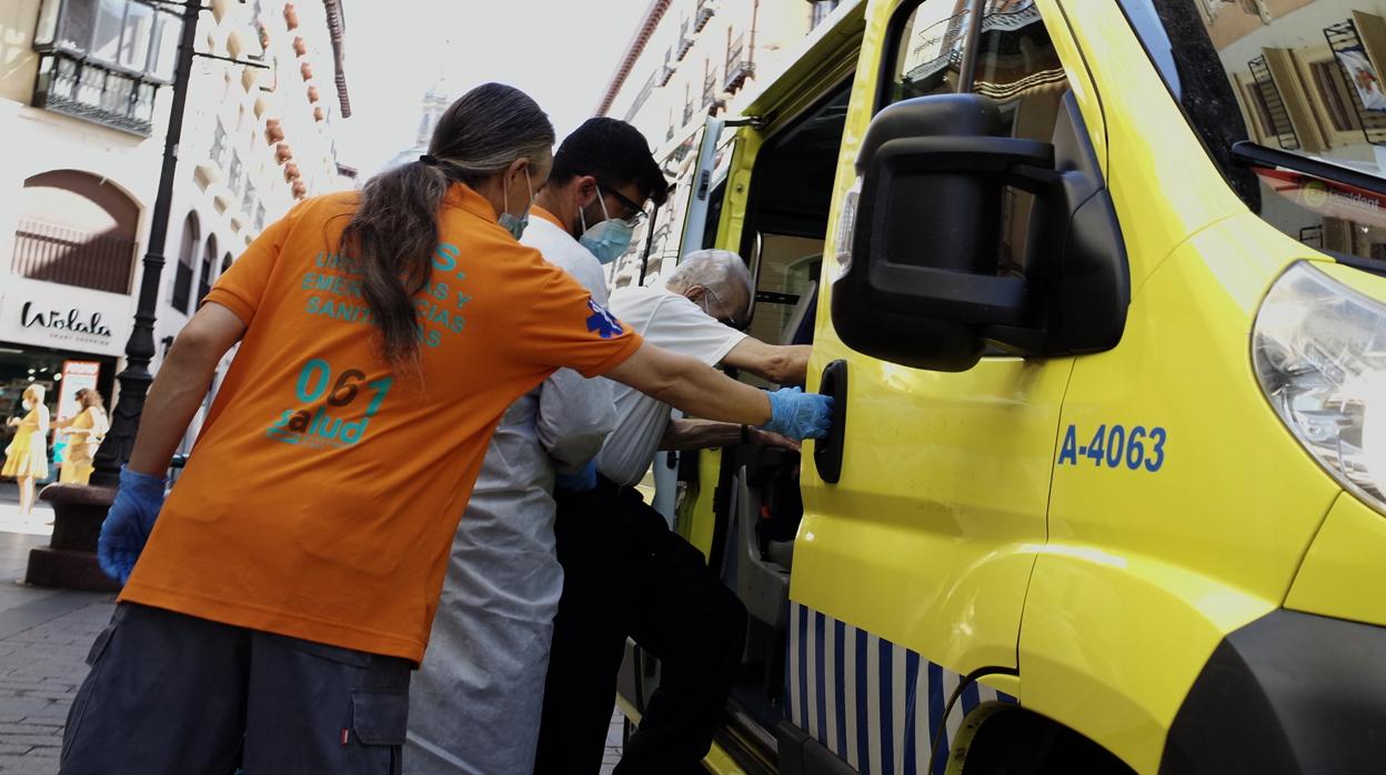 Una ambulancia del Servicio Aragonés de Salud traslada a un paciente en pleno centro de Zaragoza