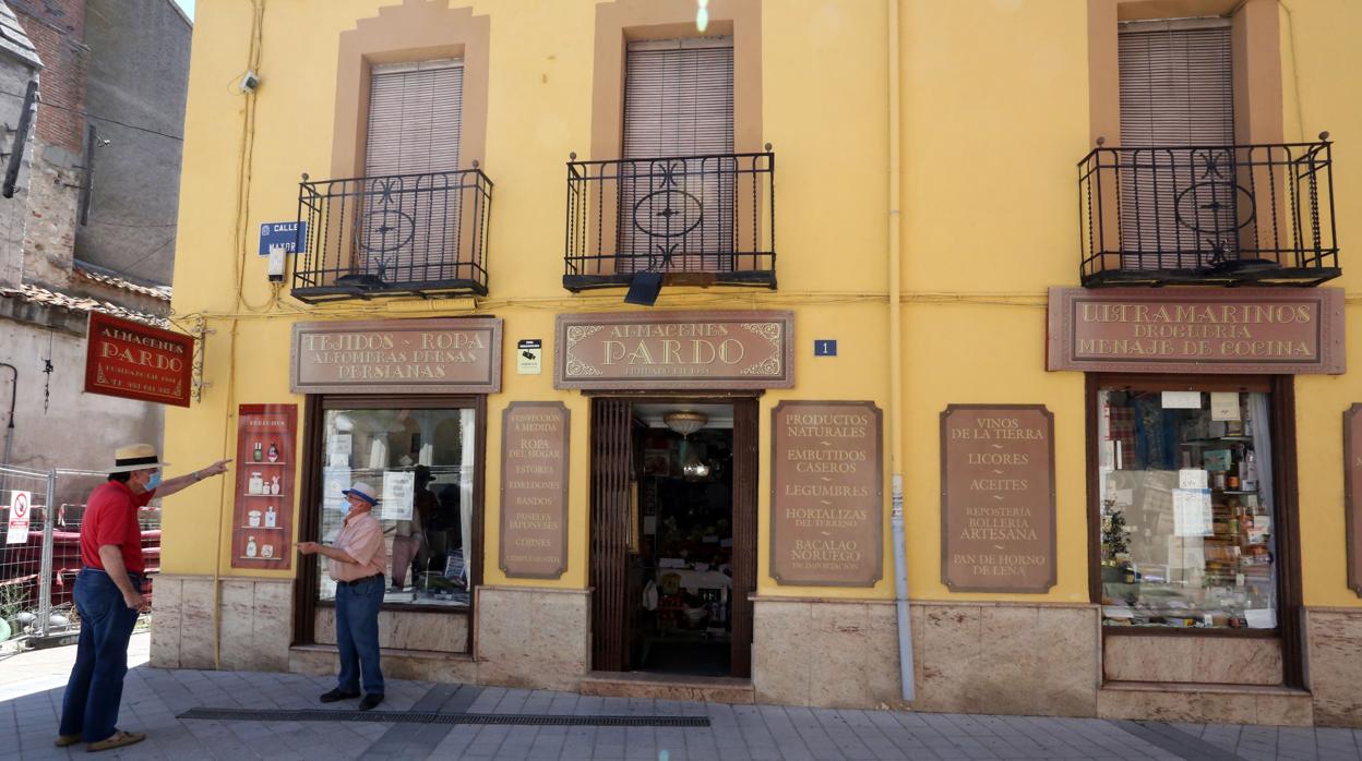 Vecinos de Íscar conversan esta mañana en una de las calles del municipio