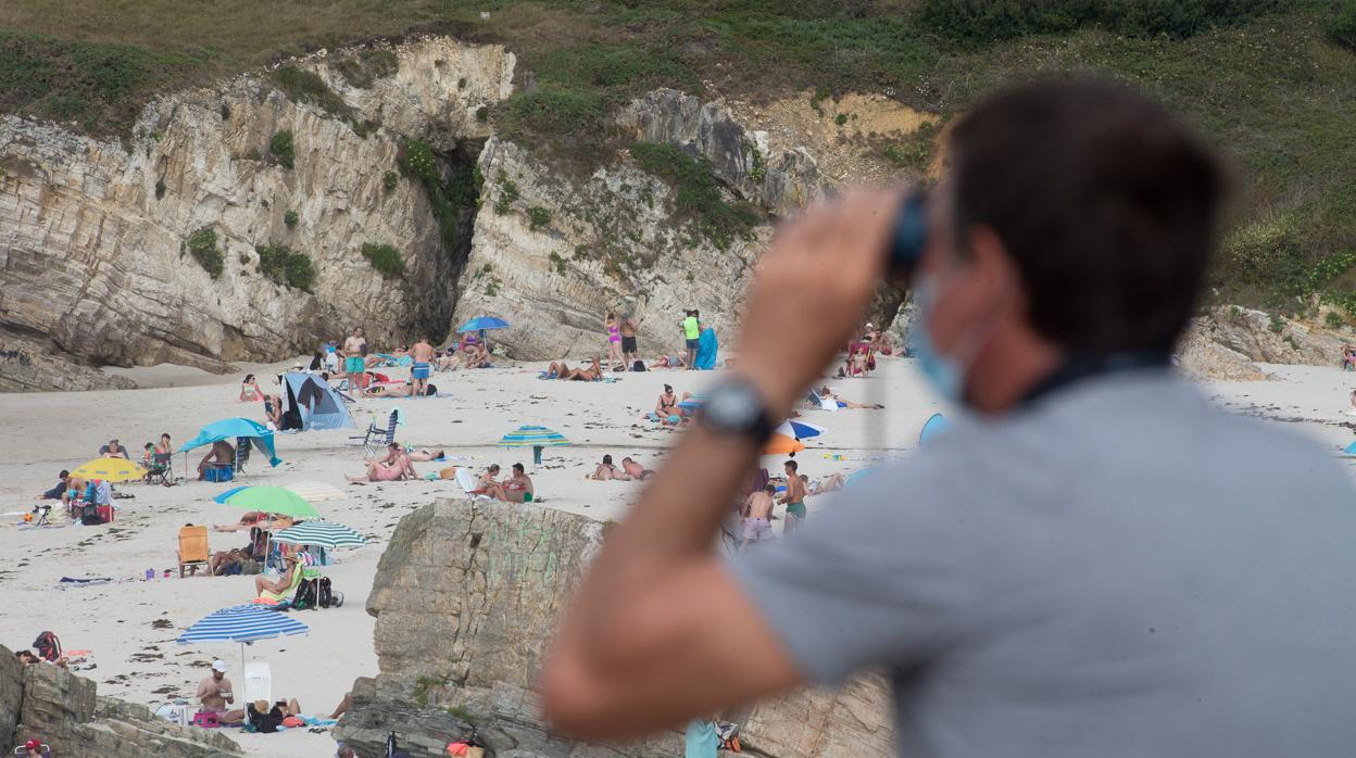 Una persona observa el domingo la playa en A Mariña (Lugo)