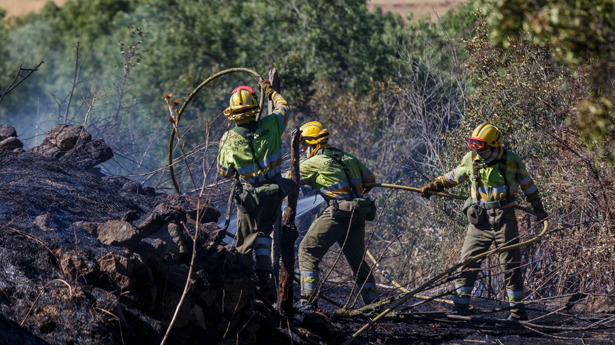 Extinguido el incendio en San Cristóbal de Segovia tras arrasar 4,7 hectáreas de pasto