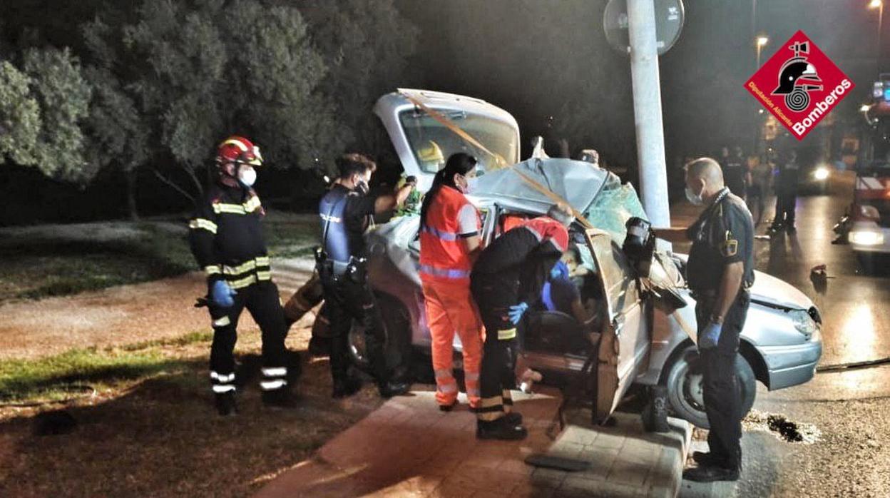 Efectivos de Bomberos, personal sanitario y Policía Local, junto al coche siniestrado en la circunvalación de Elda