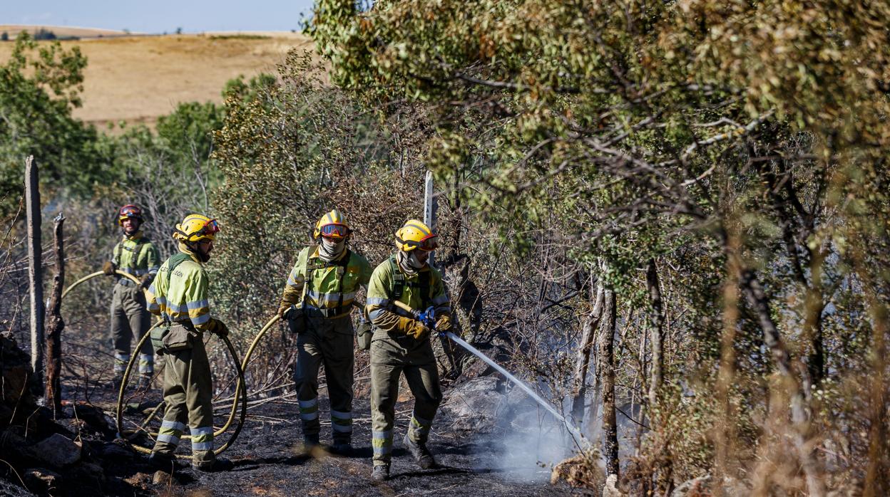 Medios aéreos y humanos trabajan en la extinción de un fuego en San Cristóbal de Segovia