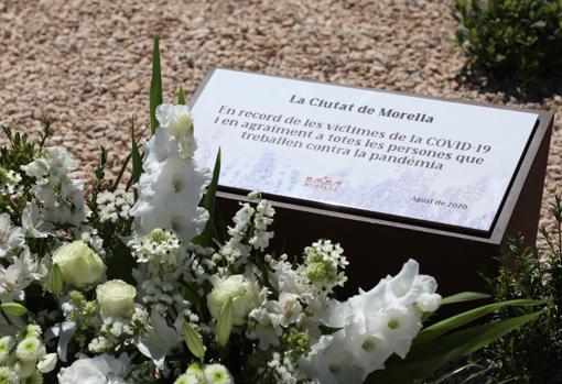 Placa en memoria de los fallecidos durante la pandemia