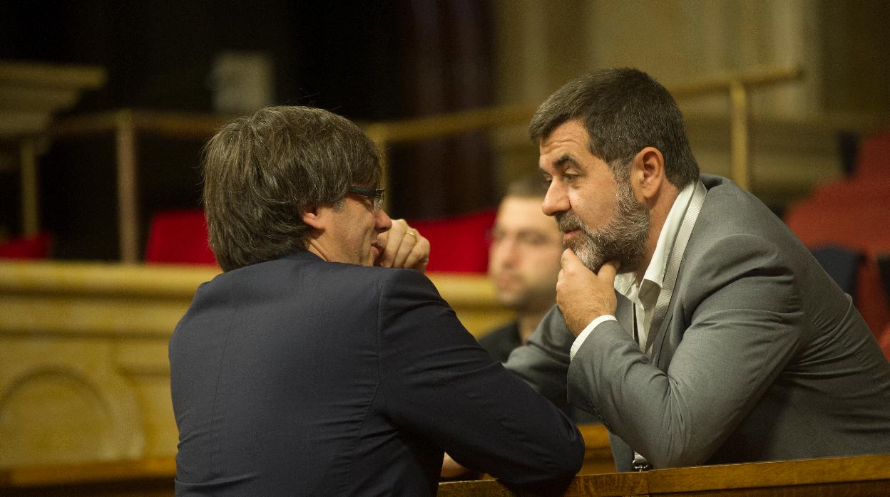 El prófugo Puigdemont y el preso Sànchez, en una imagen de archivo en el Parlament