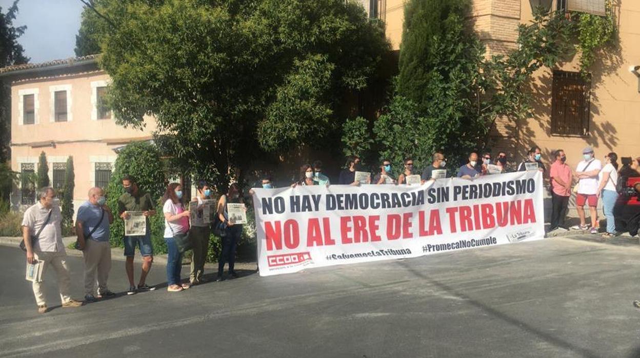 Trabajadores de La Tribuna frente a las puertas de las Cortes en Toledo