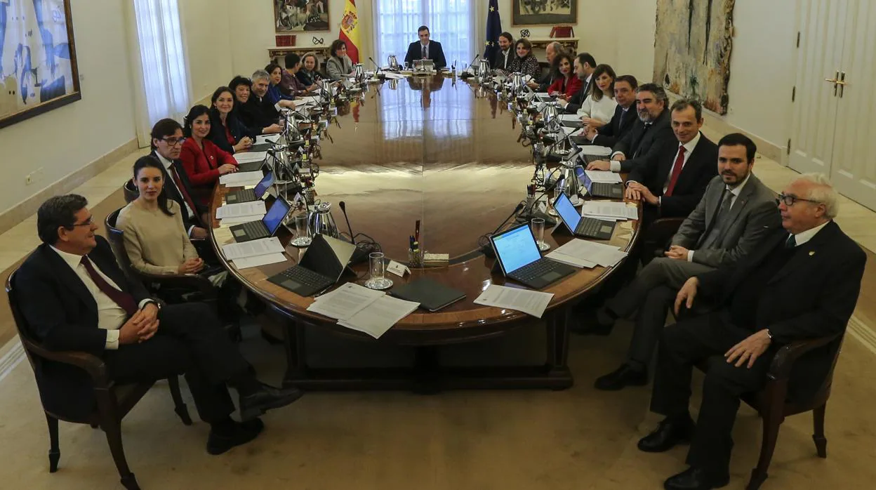 El Consejo de Ministros presidido por Pedro Sánchez, presidente del Gobierno