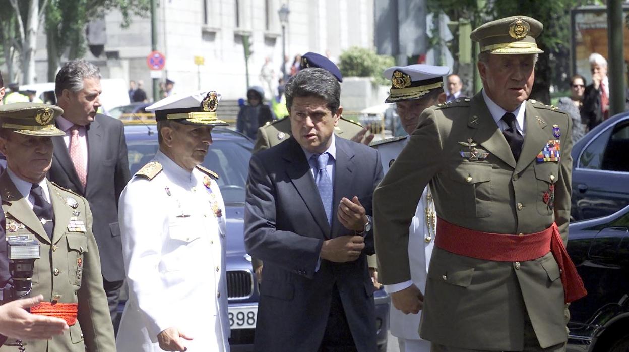 Federico Trillo, con el Rey, en un acto castrense en 2003