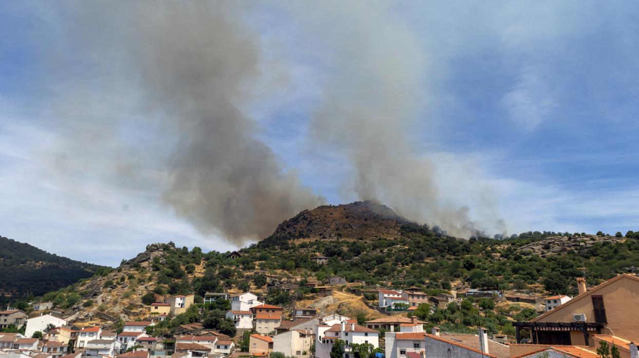 El fuego ha afectado a una zona muy escarpada del paraje del Cerro del Oso