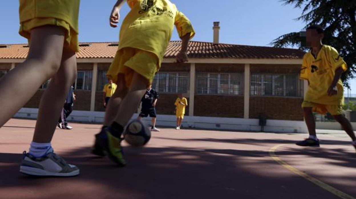 Imagen de archivo de niños jugando en un campamento